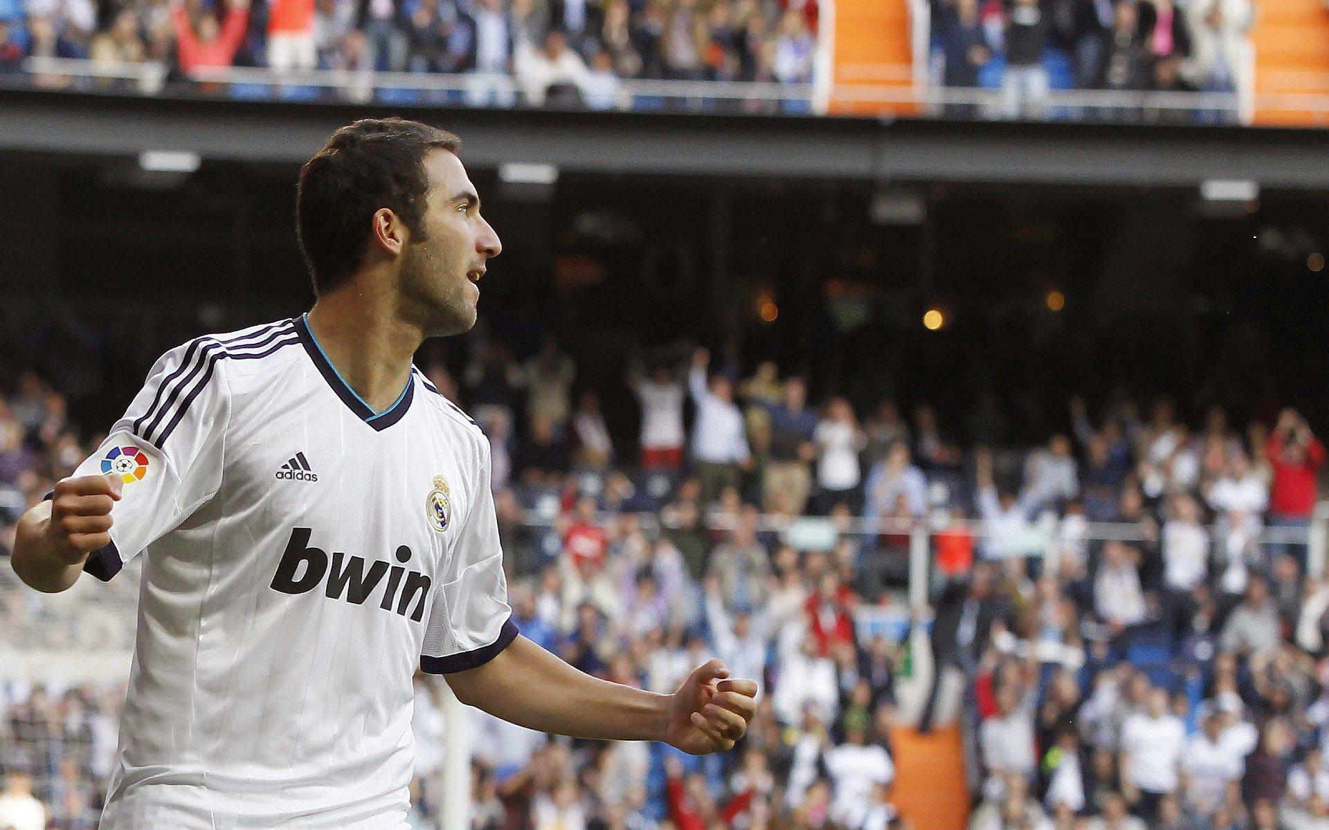 红黑军团未来基石!17岁中场科莫托续约至2028年,外租斯佩齐亚淬炼锋芒