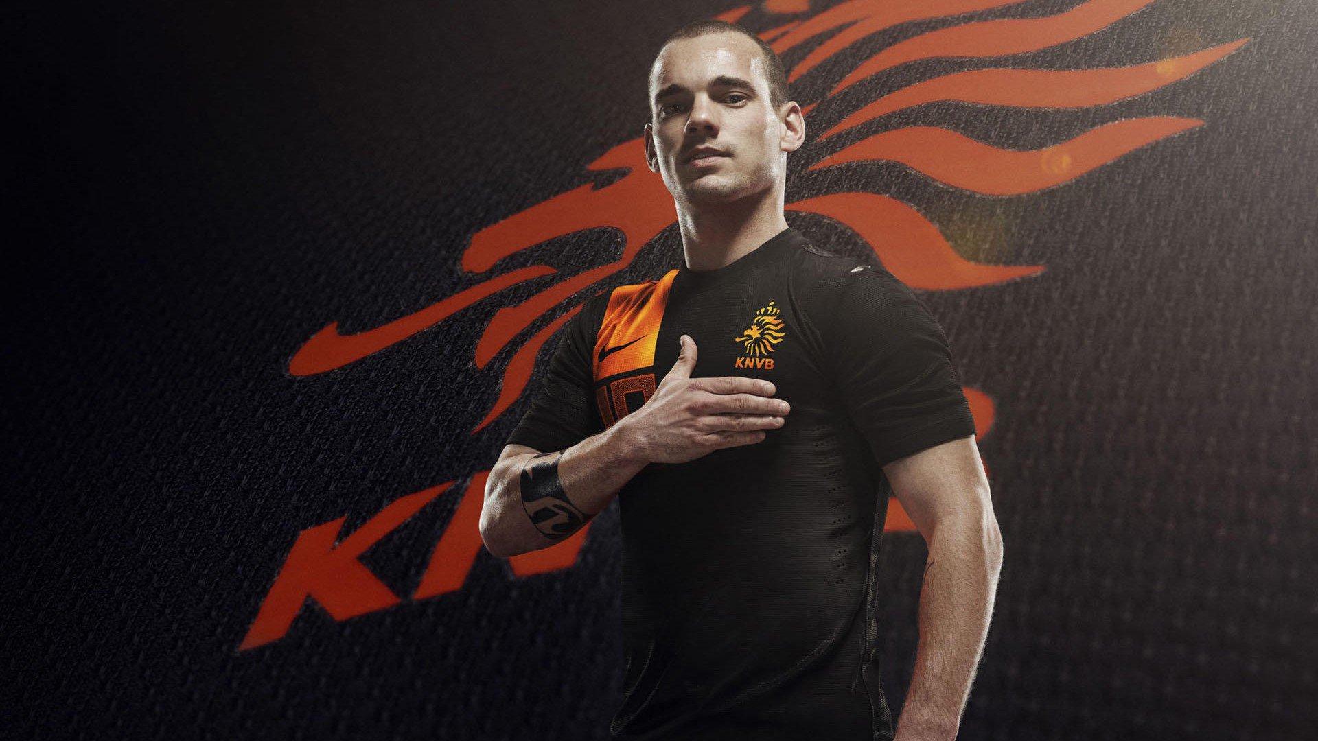 不吐不快，女球迷冲进场，保安大叔的温柔执法引发热议