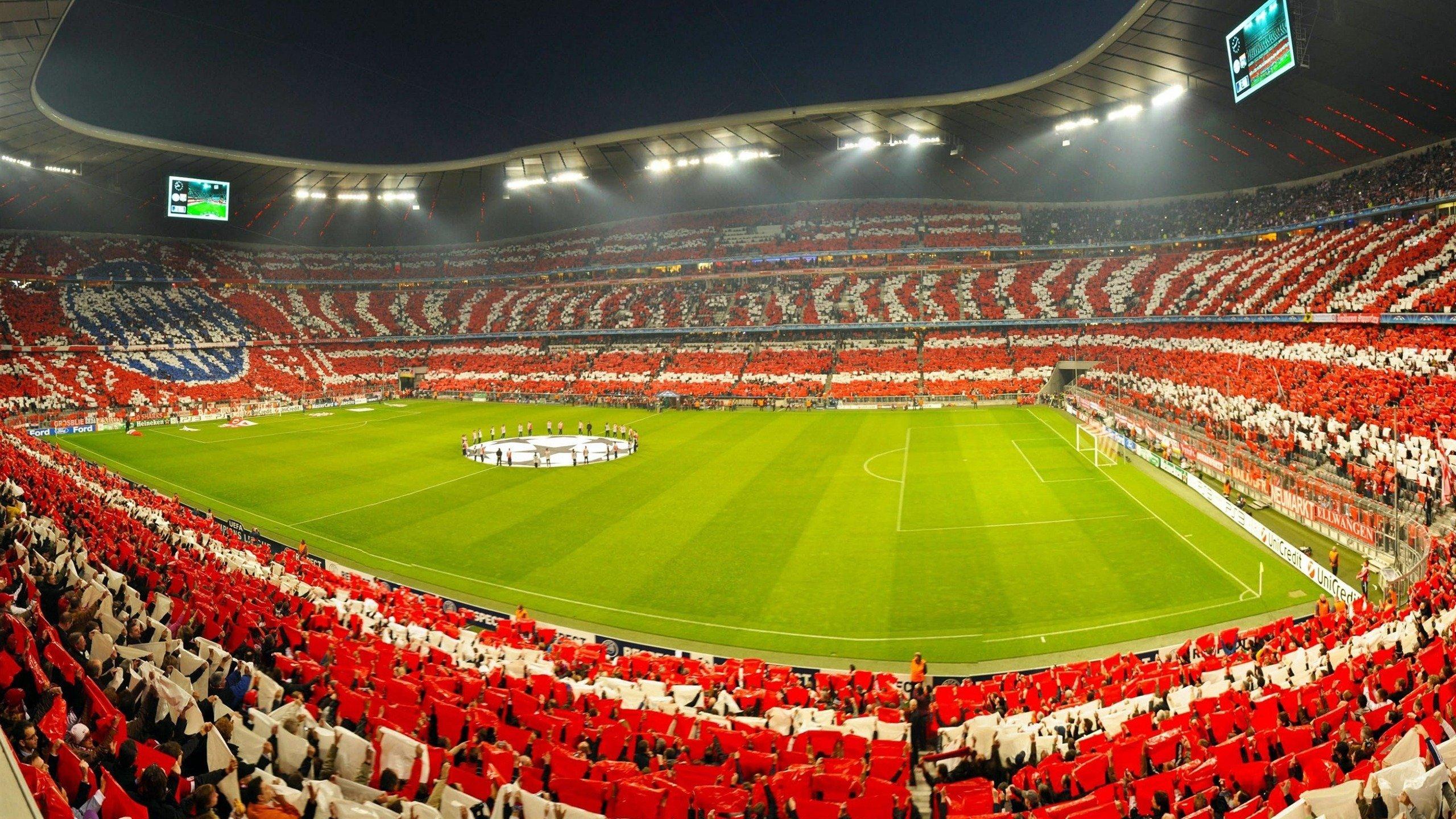 不吐不快，女球迷冲进场，保安大叔的温柔执法引发热议